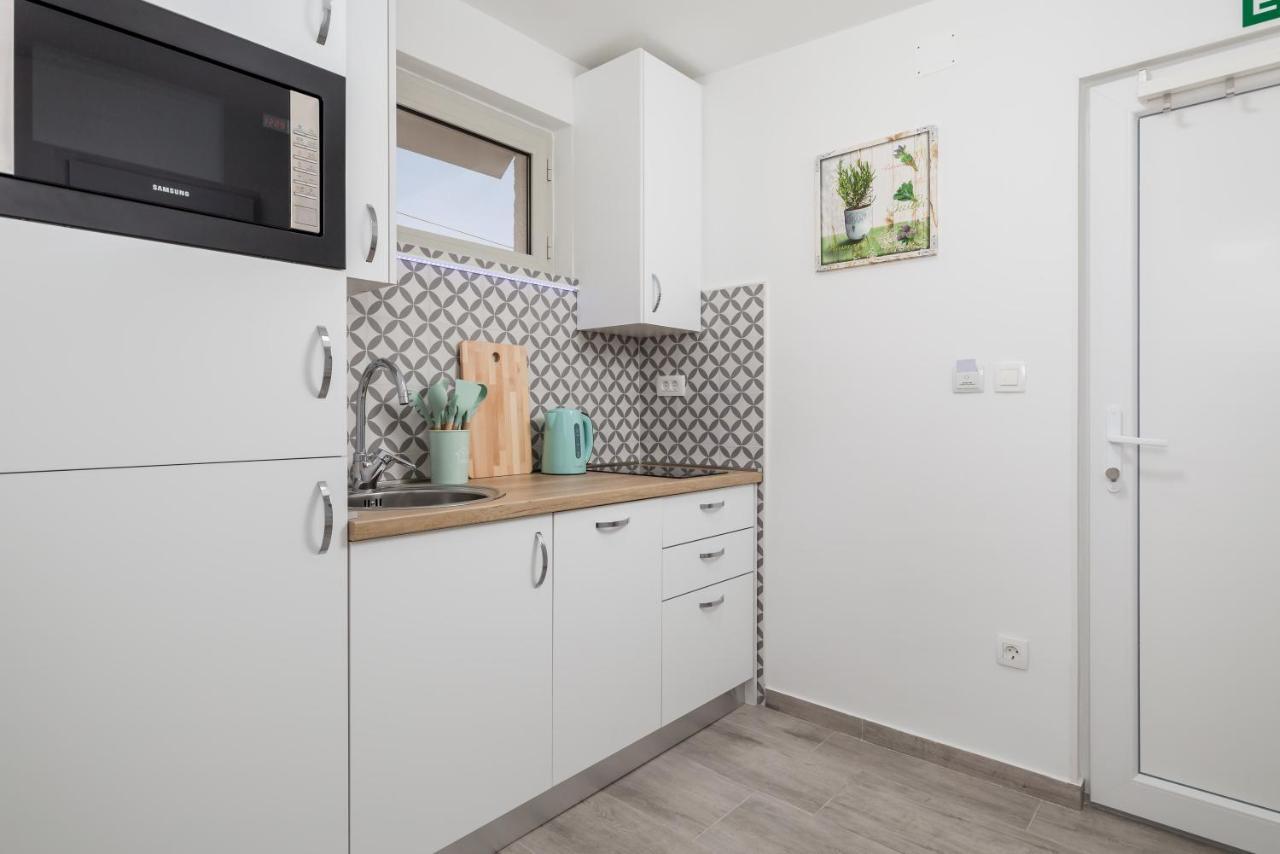 Studio Apartman Rozi أوباتيا المظهر الخارجي الصورة